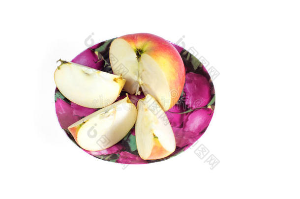 在白色背景的盘子里切成一片成熟多汁的苹果。 维生素<strong>饮食减肥</strong>。