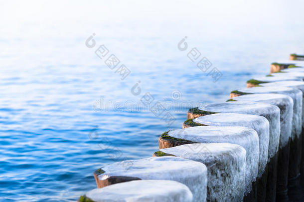 背景波罗的海海滩蓝色系船柱