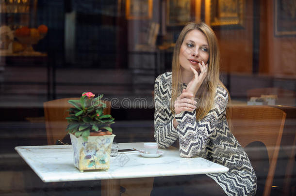 优雅的年轻女人在优雅的咖啡馆