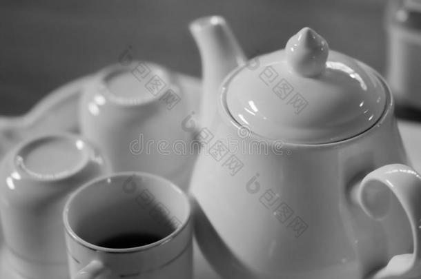 基本瓷白茶壶和茶杯