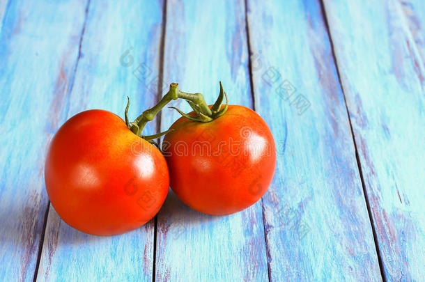 木制桌子上的新<strong>鲜红</strong>色西红柿