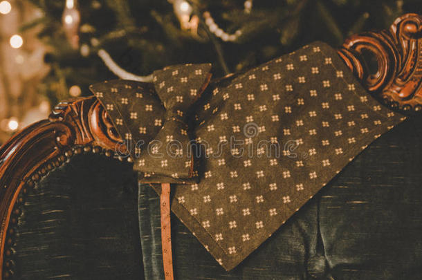 棕色经典波尔卡点领结，袖扣，男人`围巾和颈部领带木制礼物盒