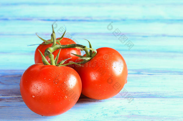木制桌子上的新<strong>鲜红</strong>色西红柿