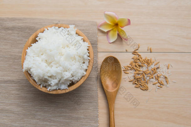 在木碗和勺子里煮<strong>米饭</strong>，在木头背景上煮<strong>米饭</strong>。
