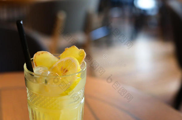 玻璃玻璃站在桌子上，喝着<strong>吸管</strong>，<strong>吸管</strong>被倒在茶里，柠檬水和生姜。