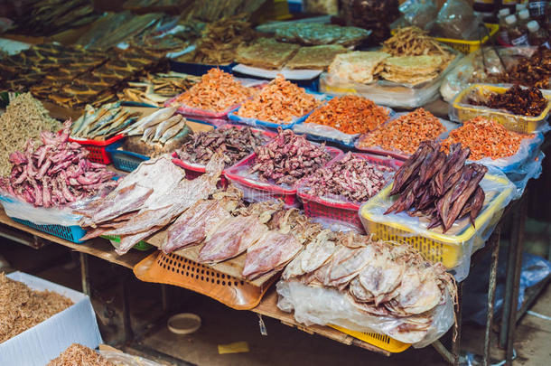 越南市场上的新鲜海鲜。 亚洲食品概念