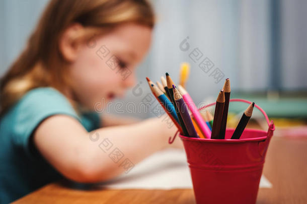 儿童彩笔画