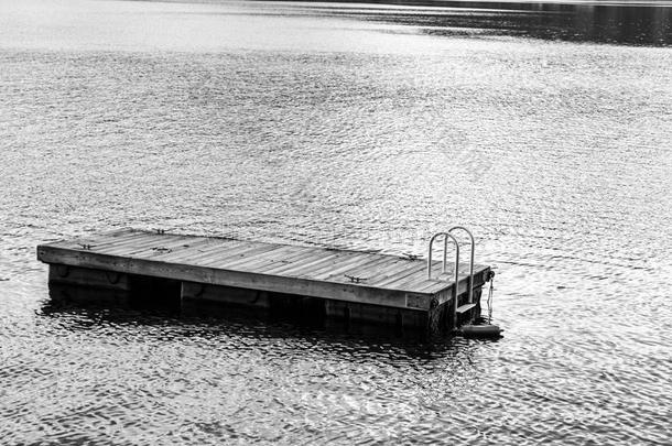 浮式游泳筏在格林伍德湖(；纽约)；