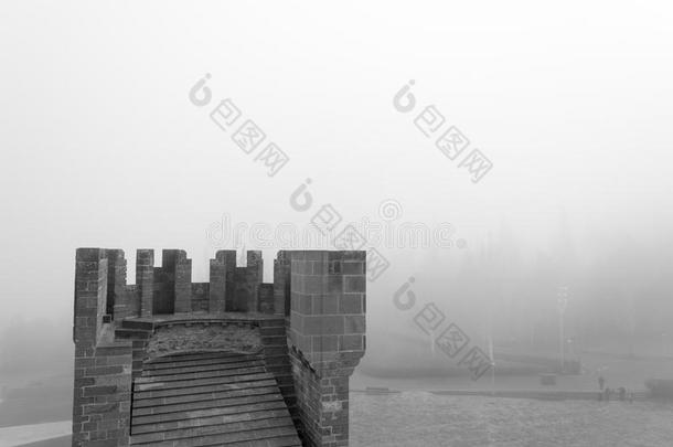 沙维尔城堡在一个雾天西班牙