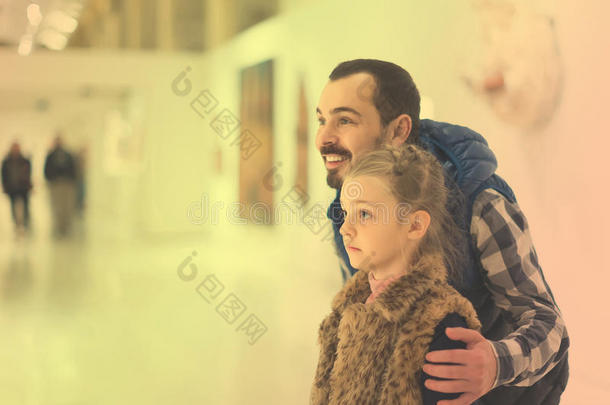 父亲和女儿在博物馆博物馆里古老的浮雕