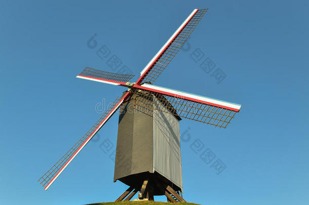 比利时一个小城市里，一座古老的风车坐在山顶上