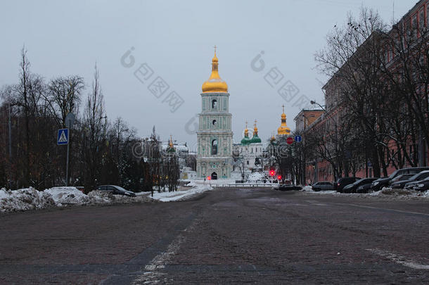 在城市的清晨。 荒无人烟的街道。 <strong>圣索菲亚</strong>大教堂和博格丹·赫梅尔尼茨基纪念碑的景色。 基辅。 乌克兰