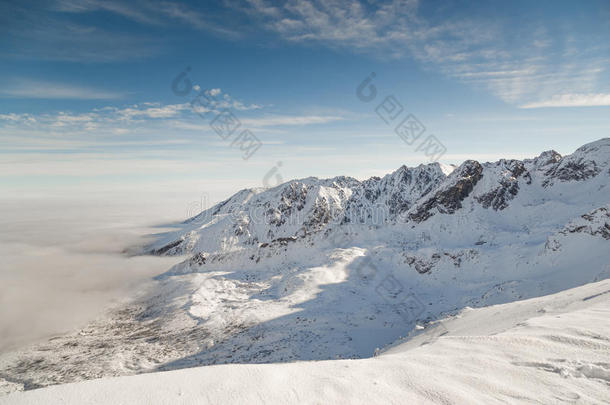 阿尔卑斯山海拔高度美丽的美女蓝色