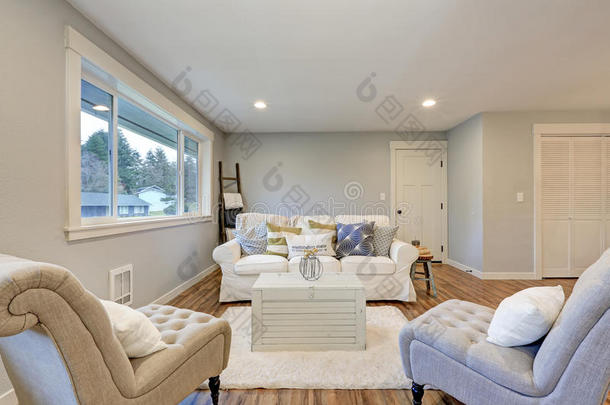 舒适的客厅空间，柔软的蓝色灰色墙壁