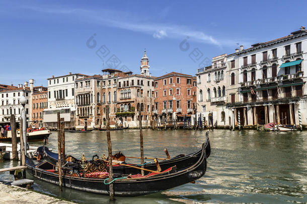 泛舟在威尼斯码头`大运河上等待游客