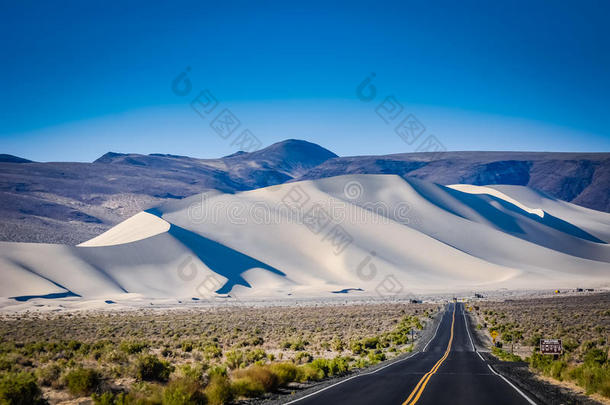 冒险沙漠荒凉的沙丘高速公路