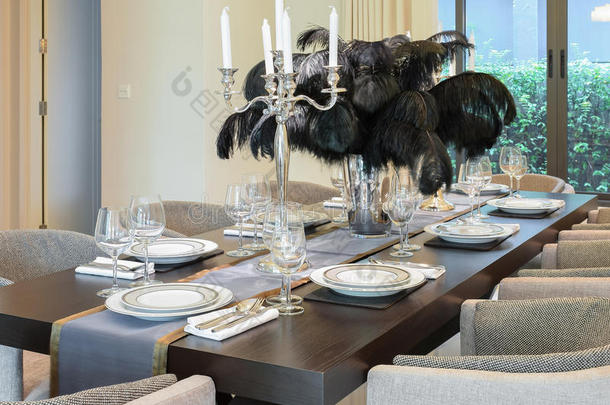餐桌和椅子在现代家庭与优雅的设置