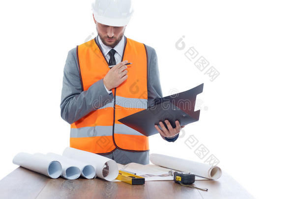 工程师阅读建筑图纸计划并进行分析。