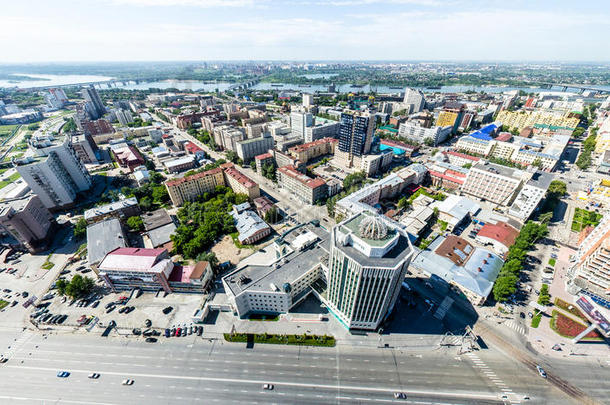 空中城市景观与道路，房屋和建筑物。