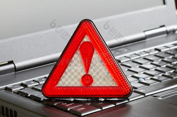 警告标志在黑色笔记本电脑病毒检测到警报黑客盗版