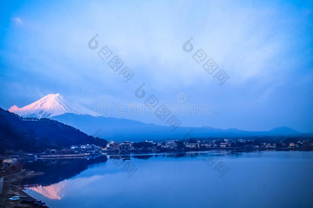 日落时美丽的天空，日本富士山