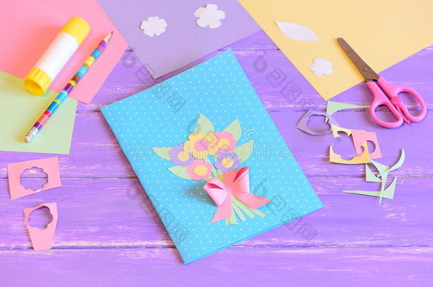 为妈妈制作贺卡。 一步。 用彩色纸做的花的卡片。 <strong>儿童艺术</strong>材料在木制桌子上