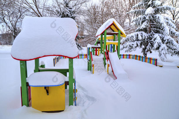 孩子们`操场上覆盖着雪