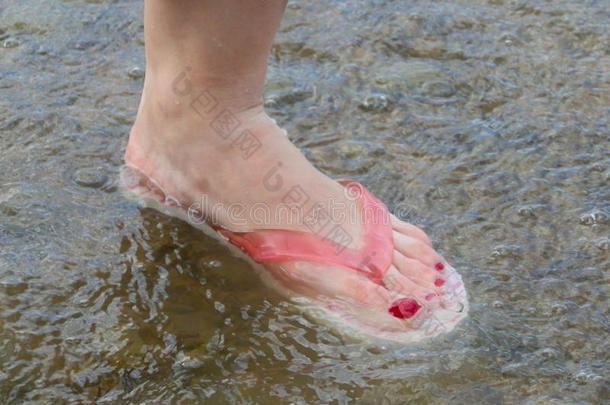脚踩在泡泡水里