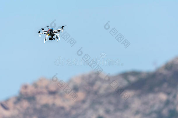 无人机和相机盘旋在山上