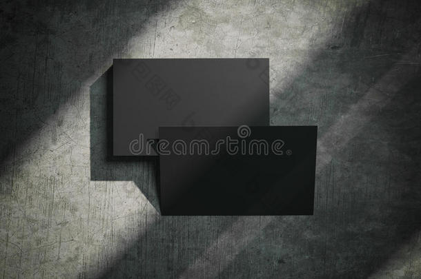 石头地板上的黑色名片。 三维渲染