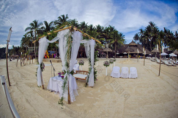 美丽的婚礼安排好了。 热带地区的婚礼