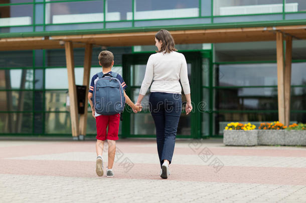 小学生男孩和妈妈一起上学