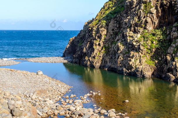 葡萄牙马德拉岛索乔尔附近海岸。 山河流入海洋