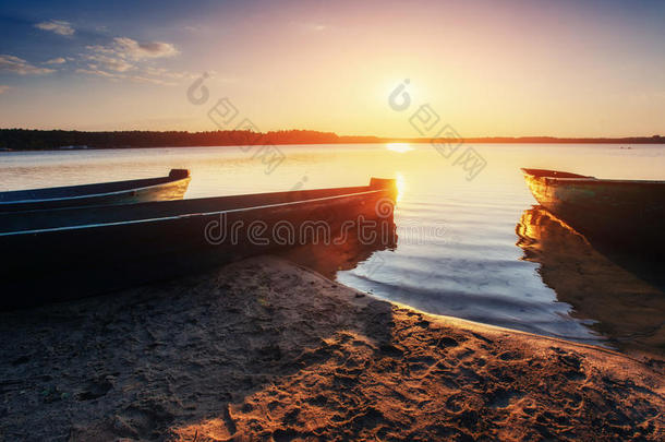日落时湖上的船。 美丽的世界。 乌克兰。 欧洲