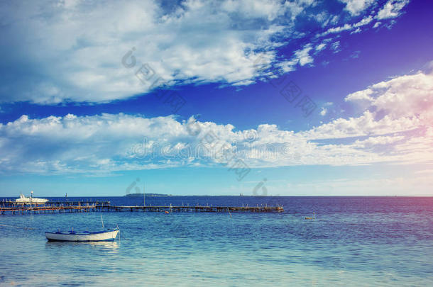 美丽的夏天，平静的海洋和船只