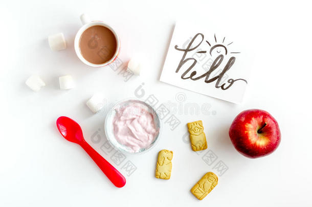 概念<strong>儿童早餐</strong>与酸奶顶部视图白色背景