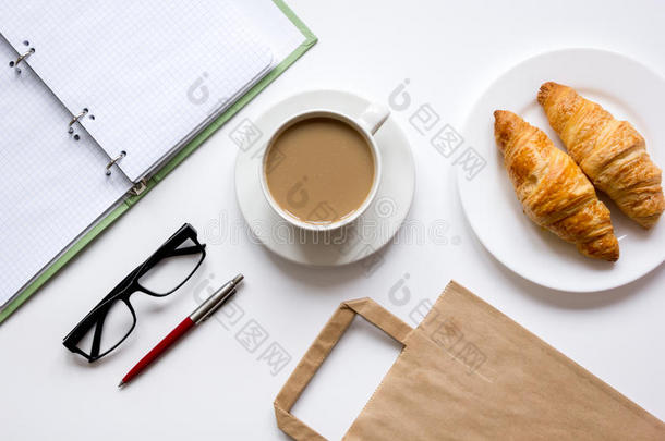 商务午餐与牛角面包在白色桌面视图