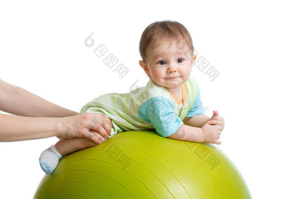 健身球上微笑<strong>宝宝</strong>的特写肖像。 <strong>运动</strong>和按摩，婴儿健康概念