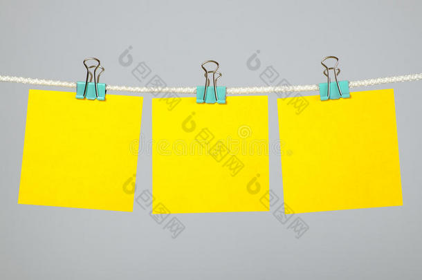 挂在晾衣绳上的空白黄色纸条