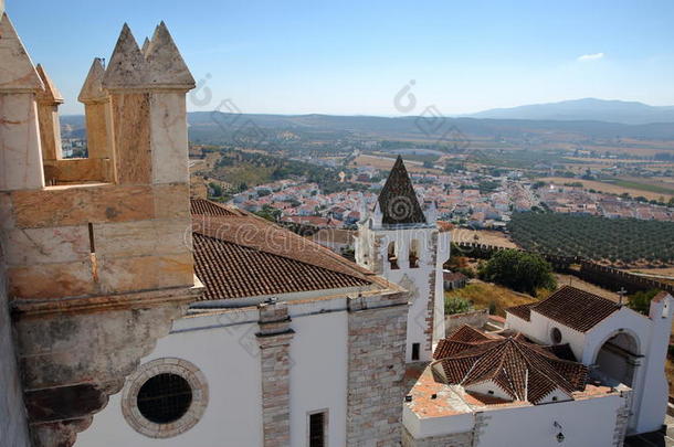 葡萄牙埃斯特雷莫兹：从三冠塔塔塔特雷斯科罗亚斯与圣玛丽亚教堂的前景