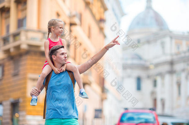 欧洲的家庭。 <strong>意</strong>大利<strong>暑</strong>假期间，快乐的父亲和可爱的小女孩在罗马