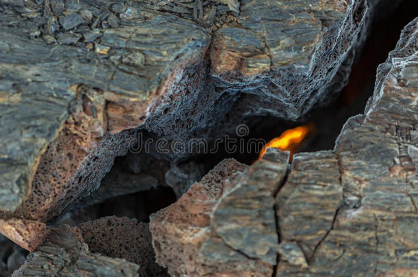 在Tolbachik火山冻结熔岩场的裂缝处着火，2012年火山爆发后，Klyuchevskaya群火山