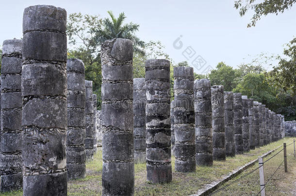 在墨西哥玛雅文明的ChichenItza遗址中的一千名战士的中的柱子