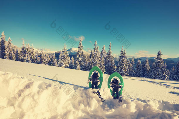 绿色的雪鞋站在深雪中