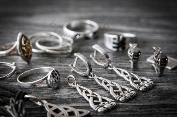 美丽的斯堪的纳维亚凯尔特克拉达赫银首饰项链，耳环，手镯