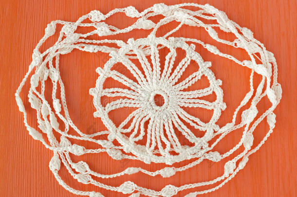 手工钩编棉花有机花边花环。 白色针织框架，图案，手工艺背景，刺绣创意工艺。 十个