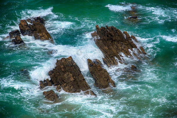 蓝色<strong>汹涌</strong>的<strong>海浪</strong>拍打着岩石