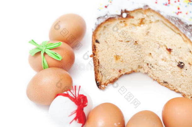 在白色背景上<strong>切蛋糕</strong>和复活节鸡蛋的数量