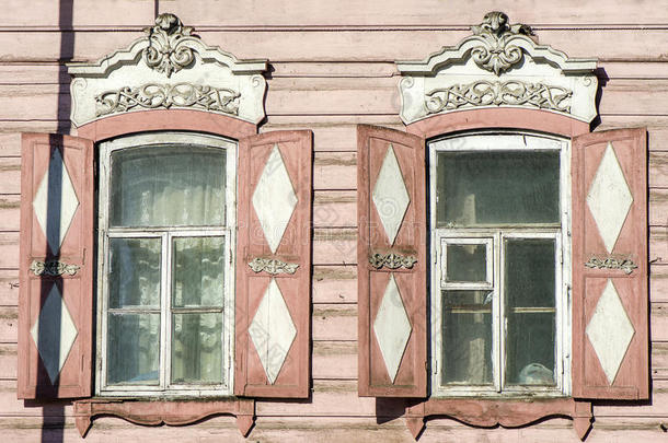 雕刻木制装饰花边装饰窗。 旧木屋。