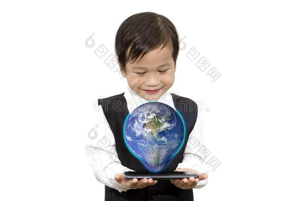 亚洲男孩与智能手机3D地球仪在手全息图元素o